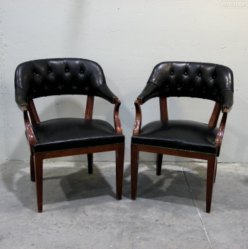 PAREJA DE SILLONES - Realizados en piel y madera de haya teñida.